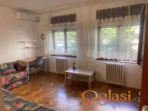 Tolstojeva ulica - jednosoban, namesten stan na atraktivnoj lokaciji, useljiv od 1. jula